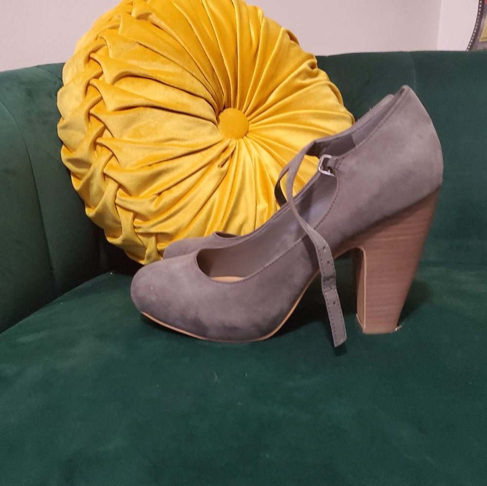 Crown Vintage Pumps. Grey Suede. Size 8.